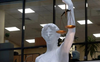 Статуя богини правосудия Фемиды. Фото Антона Денисова, РИА Новости