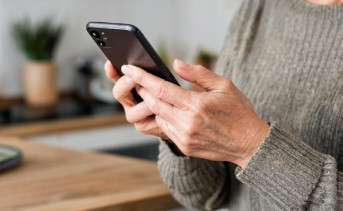 Пенсионерка с телефоном. Изображение сгенерировано ИИ GigaChat