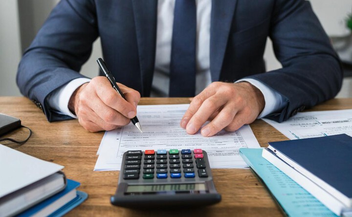 Работа с документами, иллюстрация сгенерирована нейросетью GigaChat