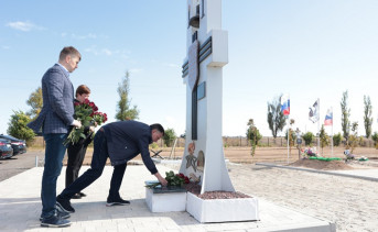 Юрий Слюсарь возлагает цветы у поклонного креста. Фото пресс-службы губернатора Ростовской области