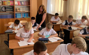 Учитель в классе. Фото министерства региональной политики и массовых коммуникаций Ростовской области