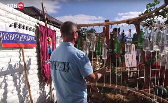 Игра на бутылофоне. Скрин видео сюжет «Дон 24»