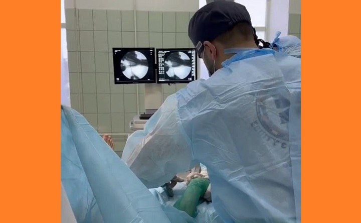 Операция по спасению пальца. Скрин видео с официальной страницы БСМП в соцсети.