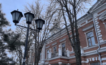 Фонари и Азовский музей–заповедник. Фото Романа Гурина