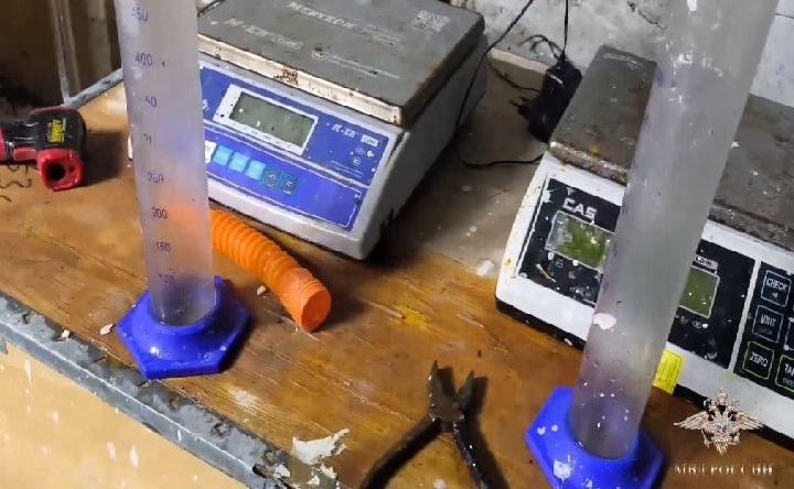 Оборудование нарколаборатории. Скрин видео МВД России по Ростовской области