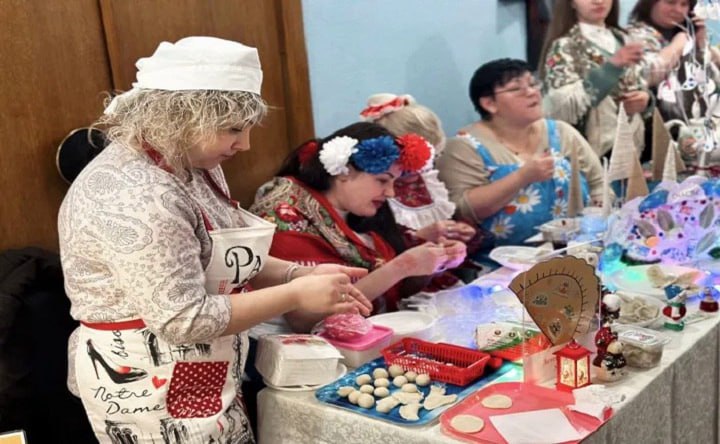 Лепка вареников. Фото Дениса Лагутина