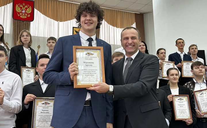 Константин Хмельницкий награждает победителей. Фото Дениса Лагутина