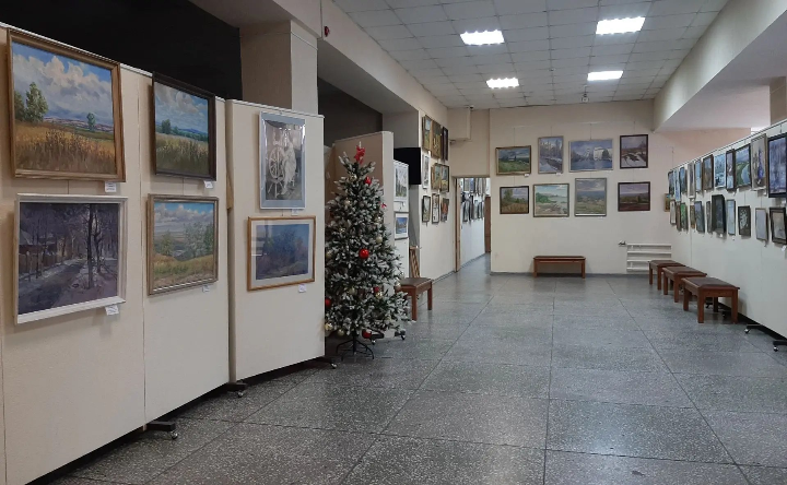 Картины на выставке. Фото telegram-канала Новочеркасского музея истории донского казачества