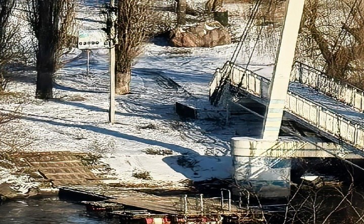 Установка сходней. Фото пресс-службы администрации Азова