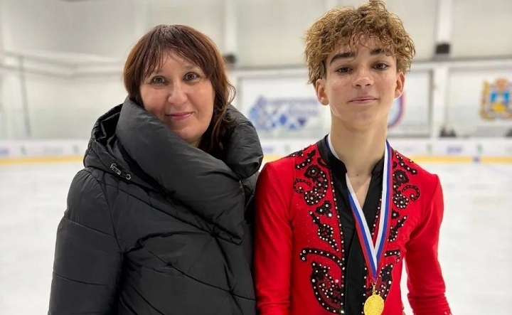 Максим Тяпин и его тренер Евгения Шелуженкова. Фото со страницы ВКонтакте спортивной школы №1