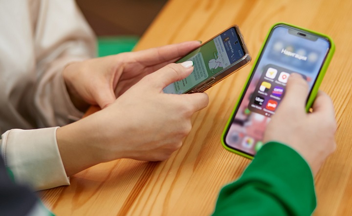 Люди со смартфонами. Фото предоставлено пресс-службой ПАО «МегаФон»