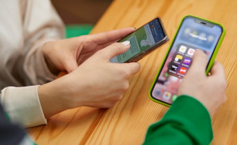 Люди со смартфонами. Фото предоставлено пресс-службой ПАО «МегаФон»