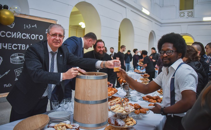 Узвар от ректора в Татьянин день. Архивное фото Светланы Зубковой/пресс-служба ЮРГПУ (НПИ)