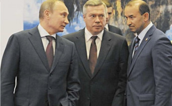 В 2013 году Вадим Ванеев (справа), компании которого якобы получили незаконную субсидию, убеждал Владимира Путина (слева) в важности увеличения срока субсидирования его «индюшиного» проекта. Фото пресс-службы губернатора Ростовской области