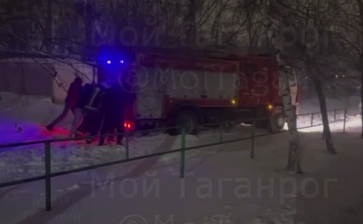 Жители Таганрога выталкивают пожарную машины. Фото telegram-канала Moi Taganrog