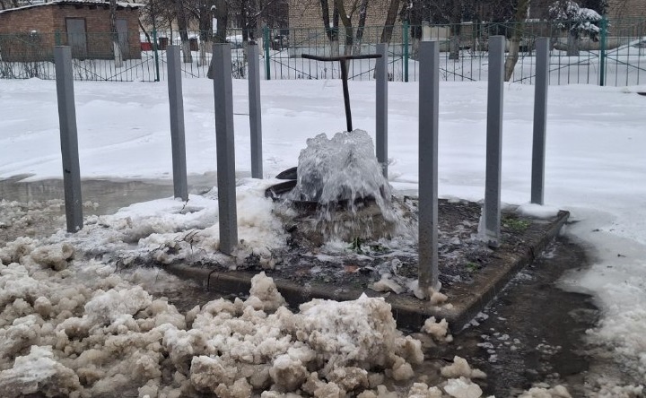 Фонтан в люке. Фото Ольги Усмановой