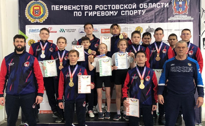 Победители первенства области на гиревому спорту. Фото официальной страницы ВК команды Азовского района по гиревому спорту