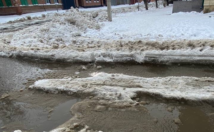 Ледяные глыбы и лужа. Фото telegram-канала Азов События