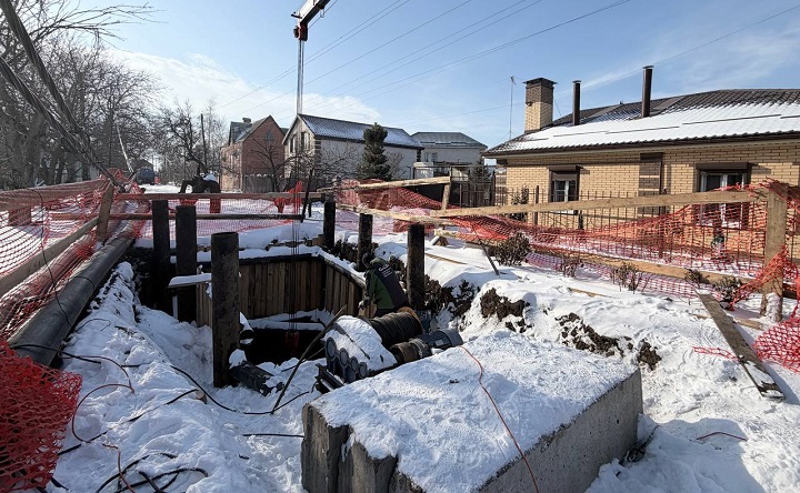 Колодец коллектора по улице Мало-Почтовой. Фото telegram-канала Светланы Камбуловой