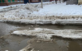 Ледяные глыбы и лужа. Фото telegram-канала Азов События