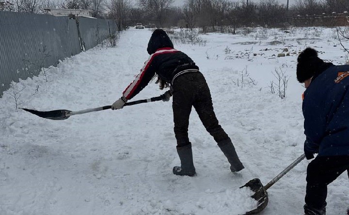 Уборка снега. Фото telegram-канала «Феникс»
