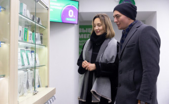 Пара в салоне сотовой связи. Фото ПАО «МегаФон»