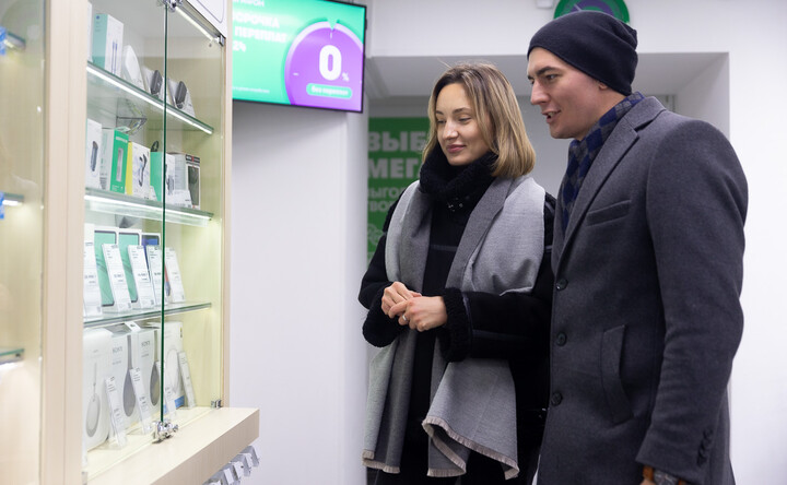 Пара в салоне сотовой связи. Фото ПАО «МегаФон»