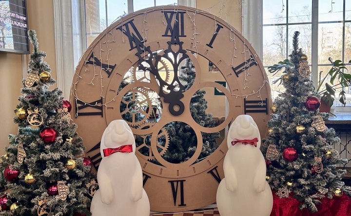 Праздничные инсталляции на вокзале Таганрог 1