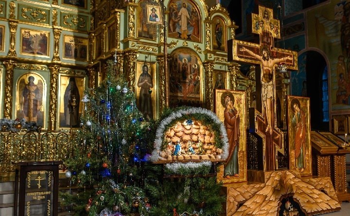 Рождественское убранство храма. Фото с официальной страницы ВК храма Святой Троицы в Азове