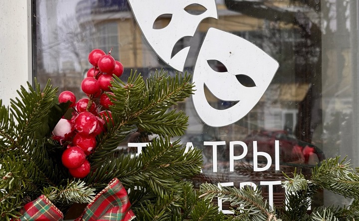 Новогодняя витрина городского туристического центра. Фото ruffnews.ru