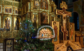 Рождественское убранство храма. Фото с официальной страницы ВК храма Святой Троицы в Азове