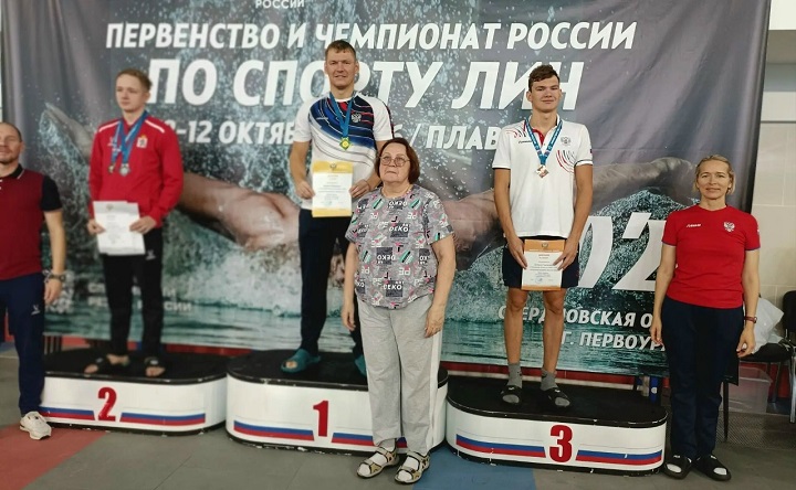 Таганрогские пловцы на пьедестале почёта. Фото Артёма Павленко