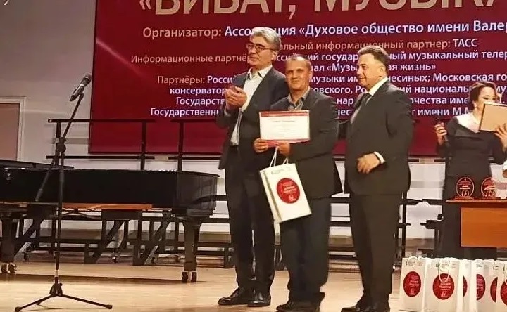 Награждение дирижёра. Фото пресс-службы администрации Азова