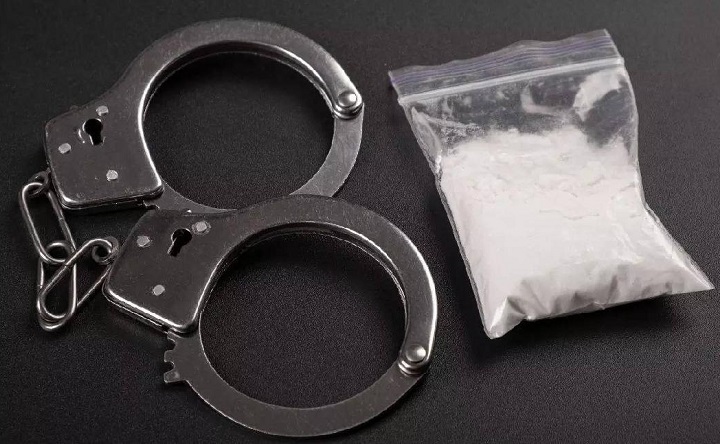 Наручники и зип-пакет с белым веществом. Фото пресс-службы Южной транспортной прокуратуры