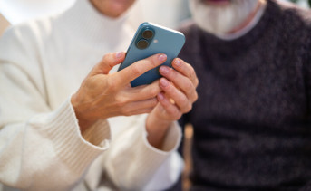 Пара со смартфонами. Фото предоставлено ПАО «МегаФон»