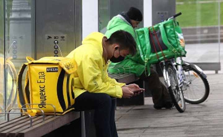 Курьеры-мигранты. Фото Станислава Красильникова, ТАСС