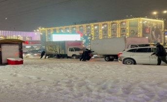 Грузовики застряли в снегу в Ростове. Фото donnews.ru