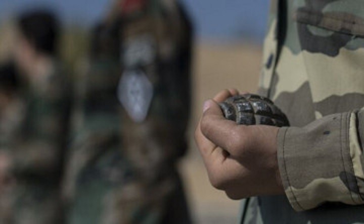 Человек с гранатой. Фото для иллюстрации Валерия Мельникова, РИА Новости