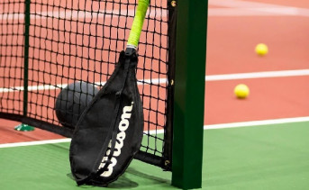 Ракетка на корте. Фото с официальной страницы Вконтакте «Донской академии тенниса»