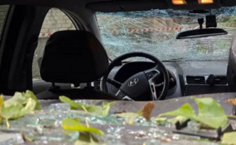 Поврежденный автомобиль из-за атаки БПЛА. Фото donland.ru