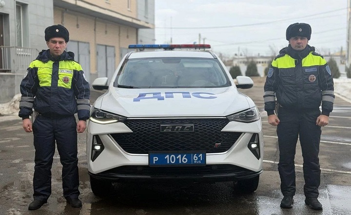 Капитан полиции Максим Большухин и старший лейтенант полиции Вадим Старша. Фото пресс-службы ГУ МВД по Ростовской области