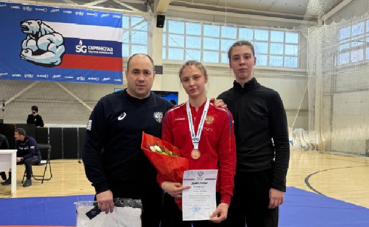 Призёр первенства по вольной борьбе. Фото пресс-службы администрации Азовского района