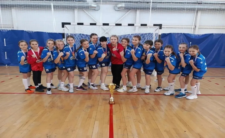 Гандболистки команды «Дончанка». Фото с официальной страницы управления образования Новочеркасска в ВКонтакте