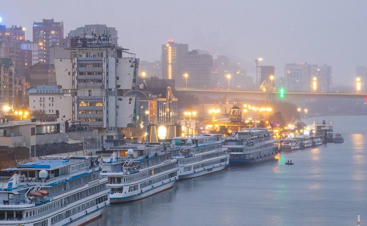 Пароходы у набережной в Ростове. Фото Дениса Демкова