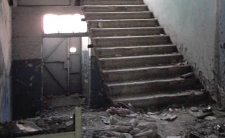 Подъезд в заброшенном здании. Фото Артёма Веряскина