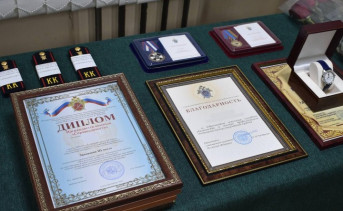 Награды кадетам. Фото пресс-службы администрации Азовского района