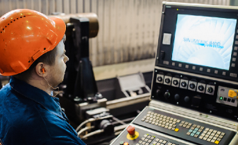 Рабочий на заводе. Фото с сайта завода «Красный котельщик»