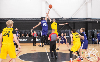 Борьба за мяч. Фото с официальной страницы баскетбольного клуба «Донские соколы» в ВКонтакте