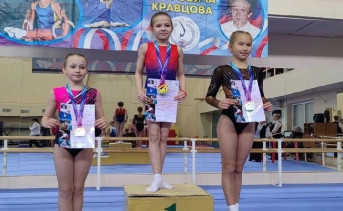 Победительницы соревнований по спортивной гимнастике. Фото пресс-службы администрации Азовского района