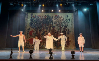 Актёры на сцене. Фото с официальной страницы Новочеркасского театра драмы и комедии имени В. Ф. Комиссаржевской в ВКонтаке